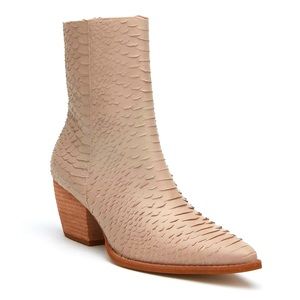 NWOT Matisse Caty Ankle Boots in Ivory Snake size 10